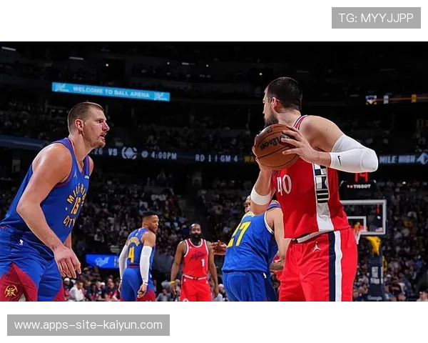 快船临场战术板上，内线保护与外线牵制并行